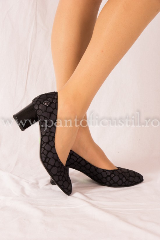 Pantofi negri eleganti cu toc de 5 cm si varf ascutit