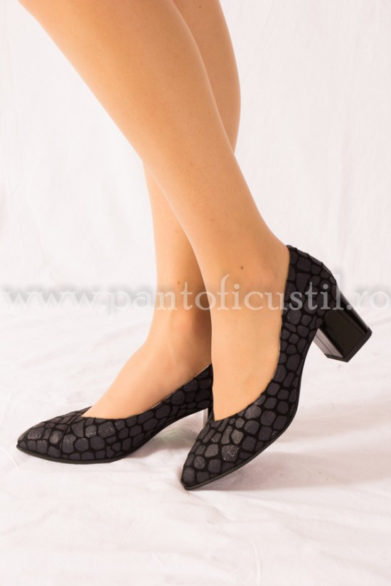 Pantofi negri eleganti cu toc de 5 cm si varf ascutit