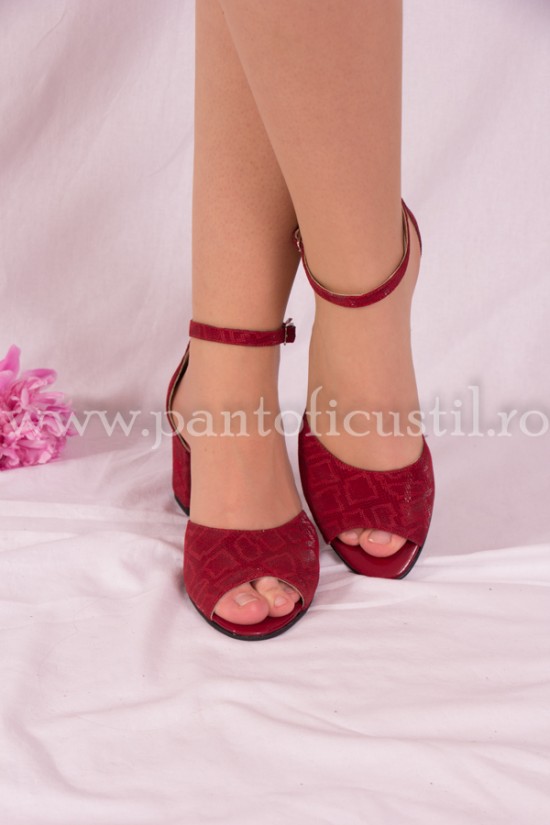 Sandale cu toc mediu din piele rosie