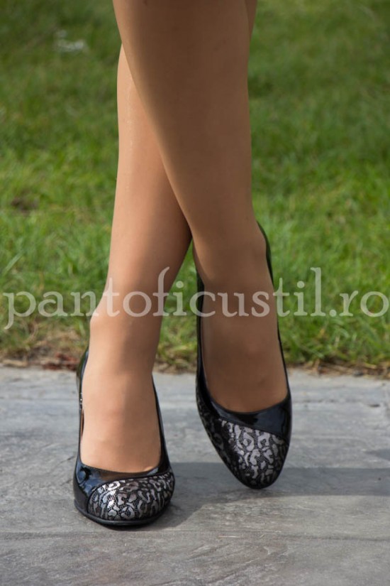 Pantofi eleganti din piele lacuita neagra - detaliu argintiu
