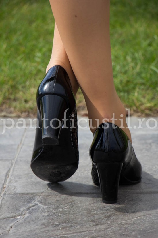 Pantofi eleganti din piele lacuita neagra - detaliu argintiu