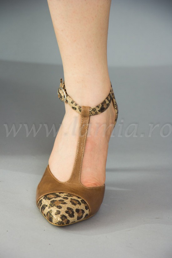 Pantofi decupati din piele imprimeu leopard 