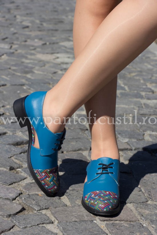 Pantofi cu talpa joasa decupati din piele albastra