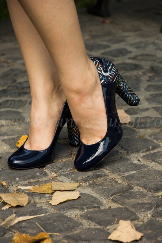 Pantofi eleganti din piele lacuita bleumarin si piele multicolora