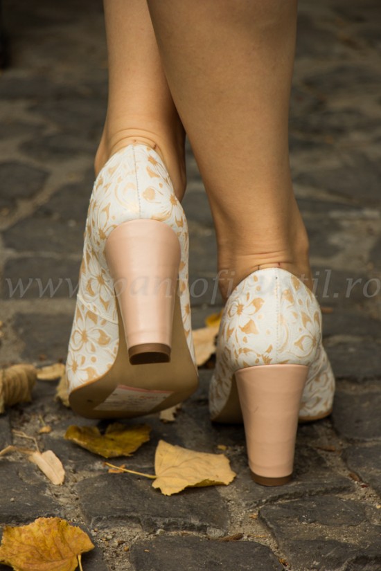 Pantofi eleganti din piele alba cu imprimeu floral auriu