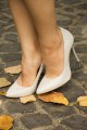 Pantofi de ocazie din piele intoarsa alb murdar cu imprimeu floral argintiu