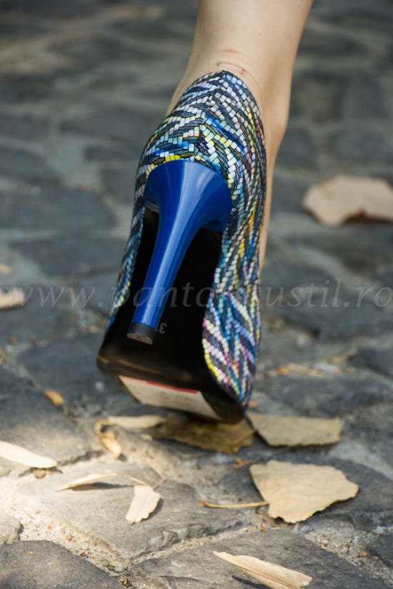 Pantofi stiletto comozi din piele albastru multicolor