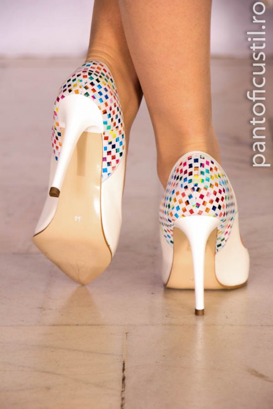 Pantofi stiletto albi din piele cu detaliu multicolor pe calcai