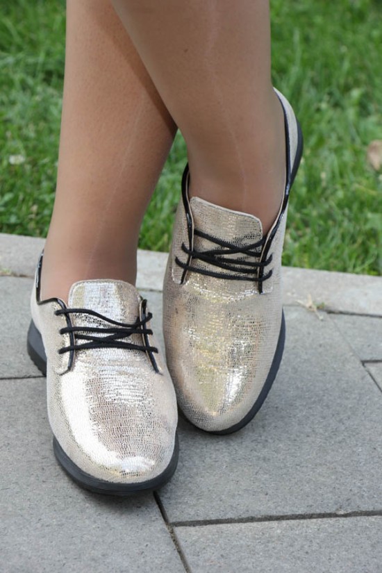 Pantofi cu talpa joasa din piele aurie