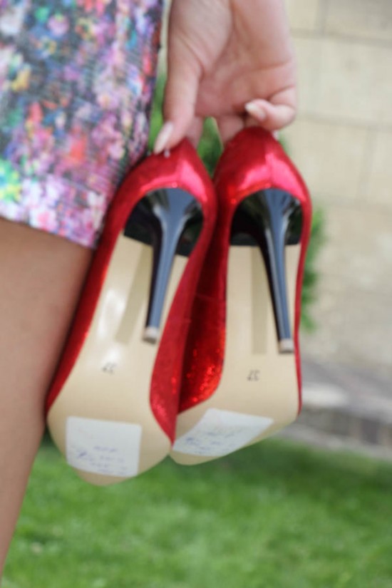 Pantofi stiletto rosii din piele cu aspect glitter